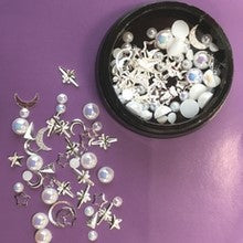 Ensemble de petits bijoux : perle, lune, etoiles...